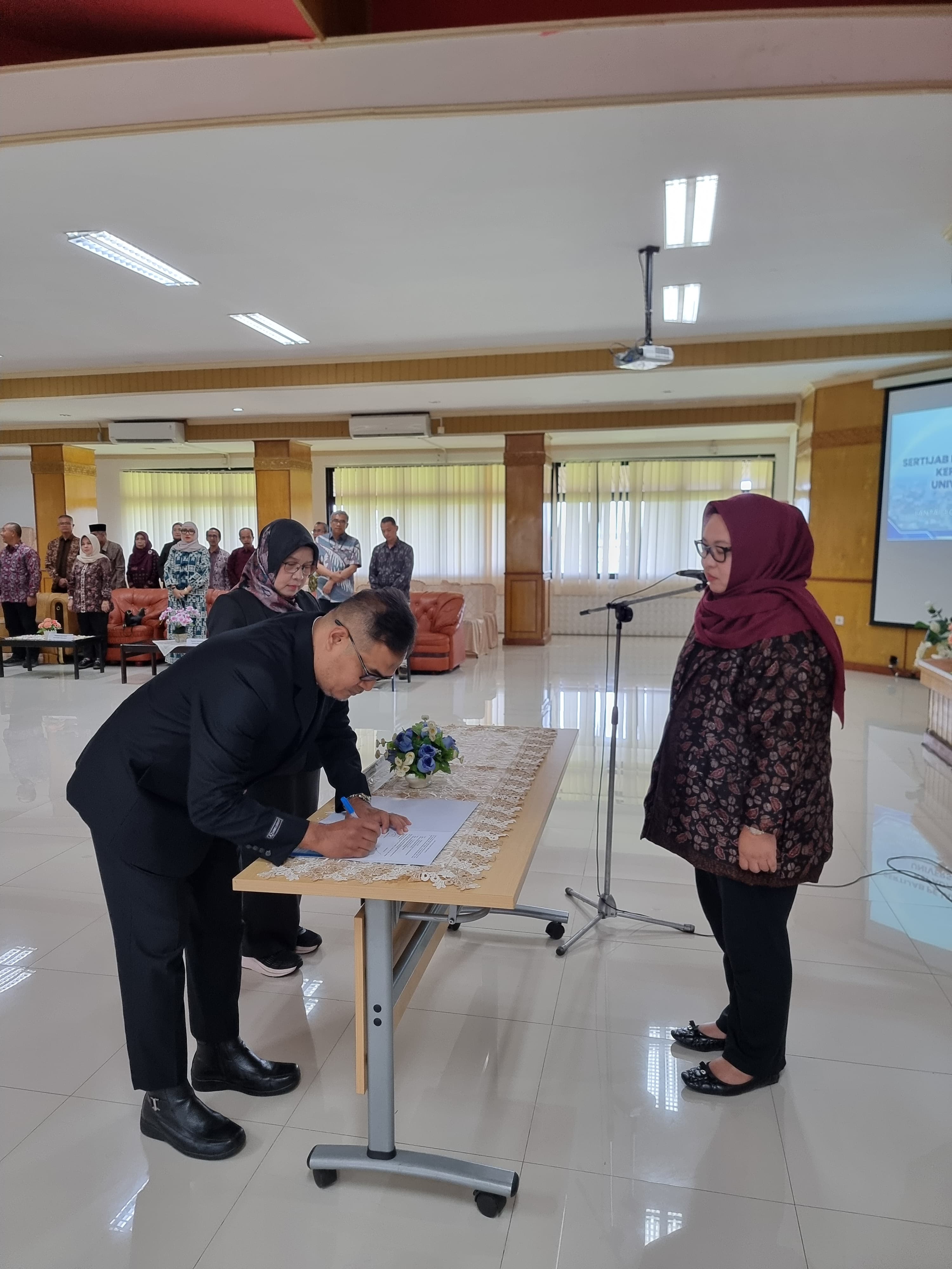 SERAH TERIMA JABATAN PJS REKTOR UNBARI DARI LLDIKTI KE YPJ: AKHIRI KONFLIK KEPEMIMPINAN DI UNBARI